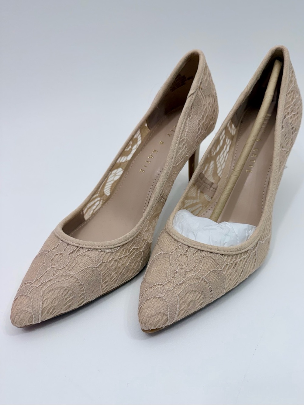 Kelly and Katie NIB Misha Lace Pumps 3” High Nude Lace Muted Blush 6 1/2” M wide